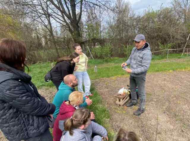 Доц. Олександр Конончук проводить  майстер-клас із щеплення дерев 